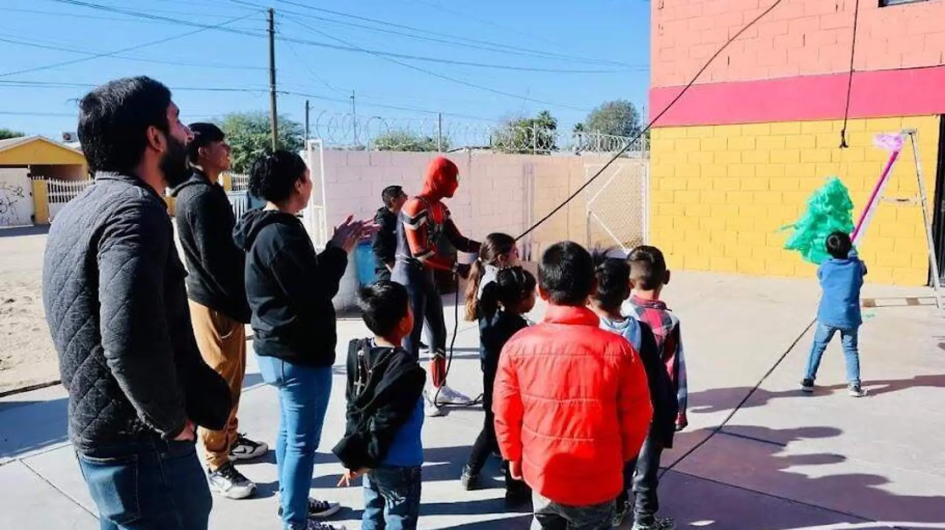 Los jóvenes que estudian en la Utslrc entregaron alimentos, juguetes, regalos y dulces en casas hogares